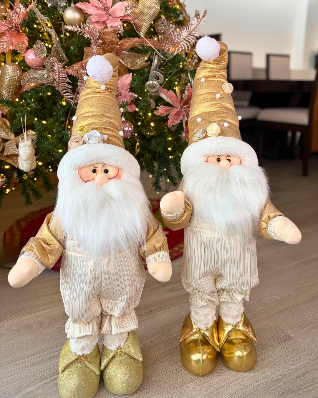 muñecos de navidad dorados en pareja papa noel